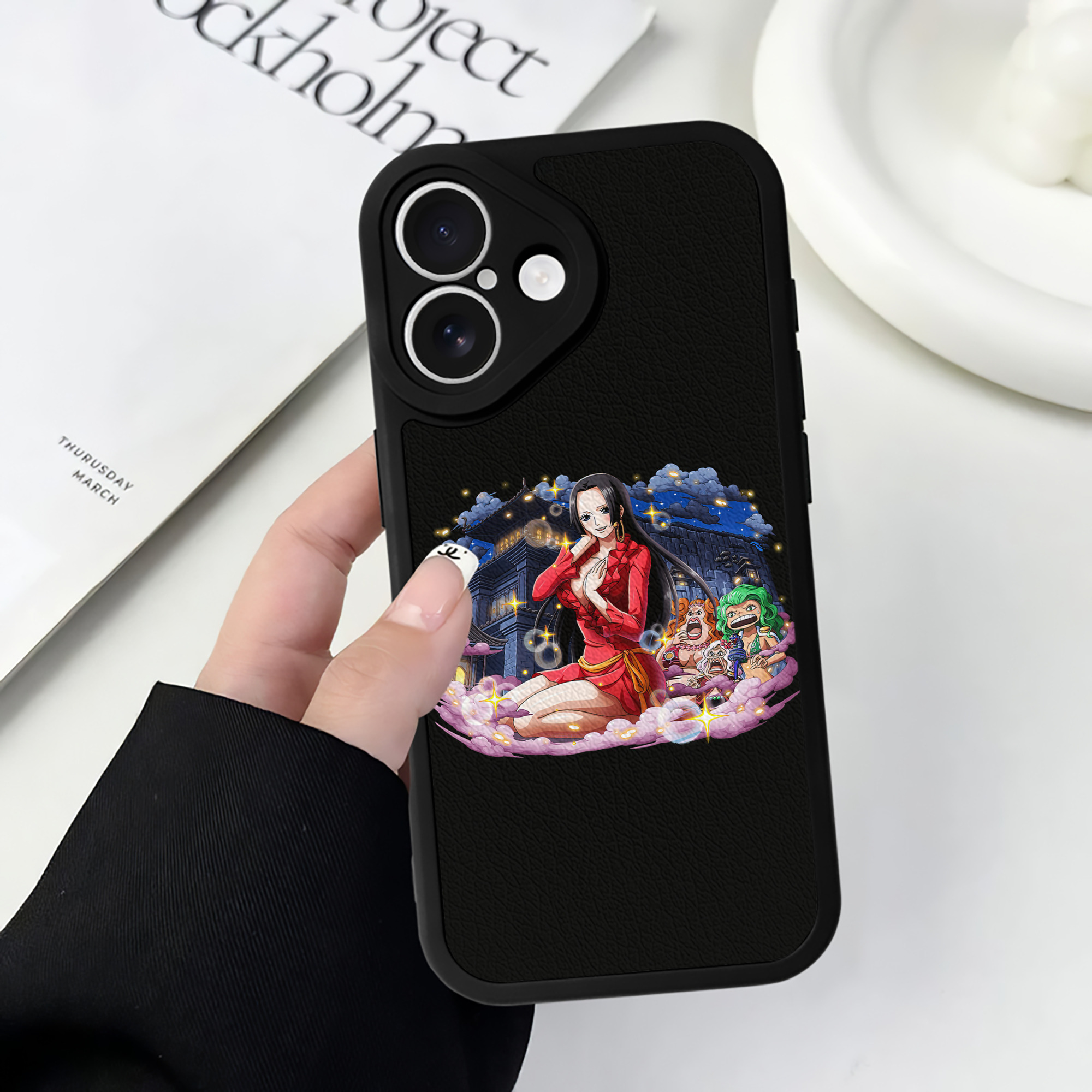 （画像用） ワンピース ボア・ハンコック ONE PIECE Boa·Hancock 【iPhone 16シリーズ対応】シリコンスマホケース（レザー調） 材質：シリコン